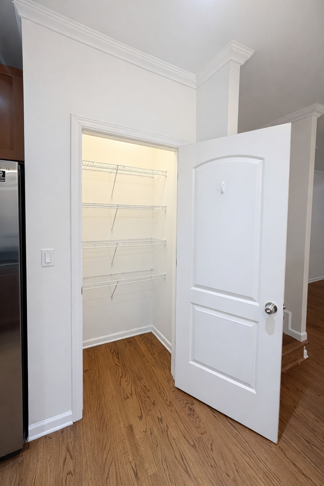 Building Photo - Spacious Apartment in Chicago (Roger's Park)