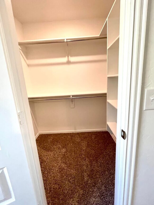 Building Photo - 914 Indian Plns Rd