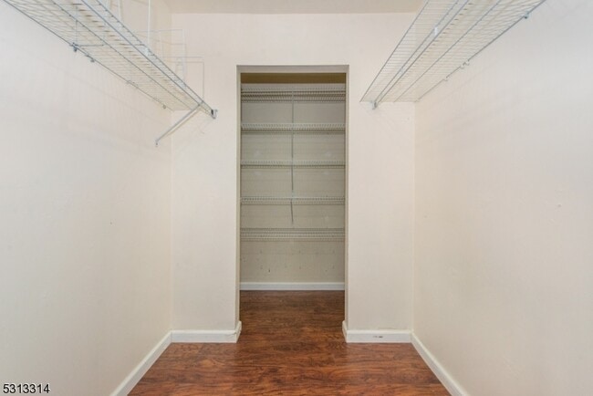 Building Photo - 603 Porter Way W