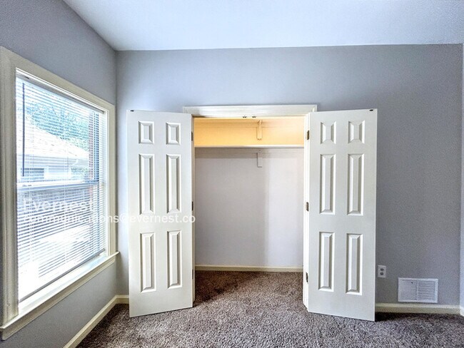Building Photo - 692 Walnut Valley Ln