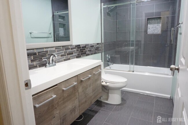 Building Photo - 160 Vasser Dr