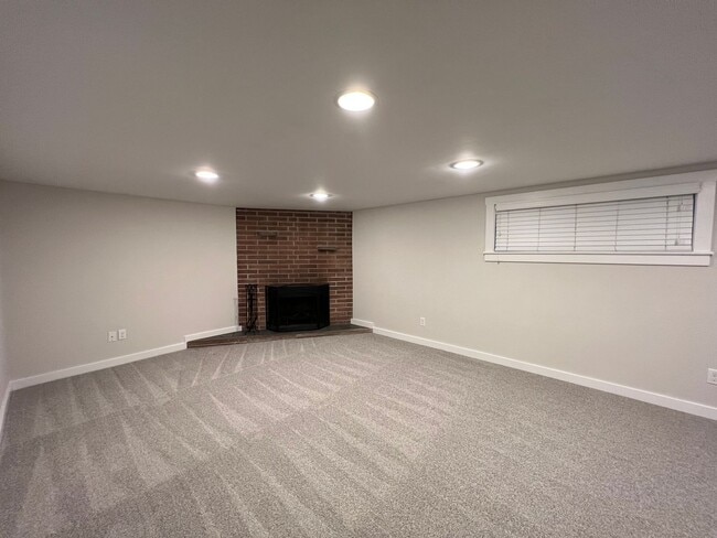 Building Photo - Spacious Two-Story Home on Private Land in the Desirable Issaquah School District