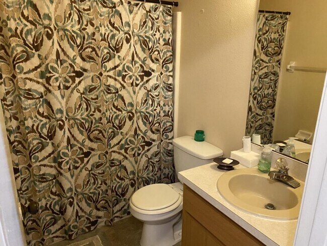 Building Photo - 493 N Sams Point