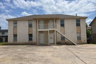 Building Photo - 504 Esther Cir