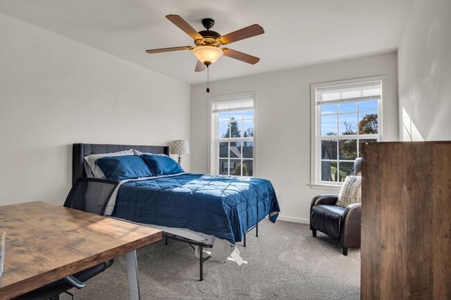 Building Photo - Luxury 4/BR, 2.5 bath townhouse