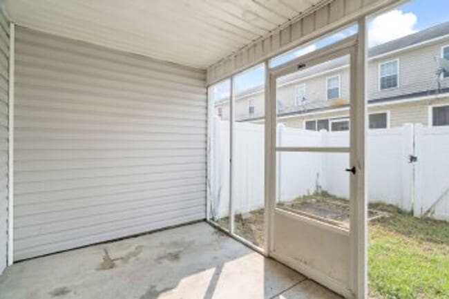 Building Photo - 2BR/2.5BA Townhome in The Gables