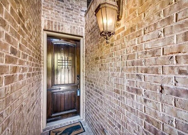 Building Photo - Upscale living in this fabulous Townhome!