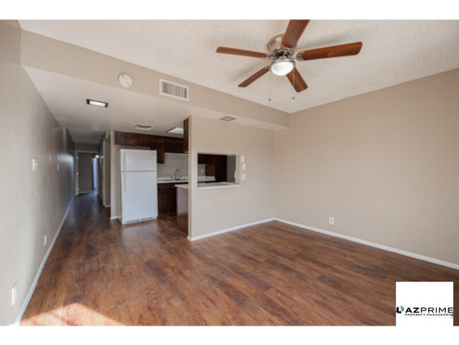 Building Photo - Don't miss this Beautiful 2/1 Phoenix Cond...