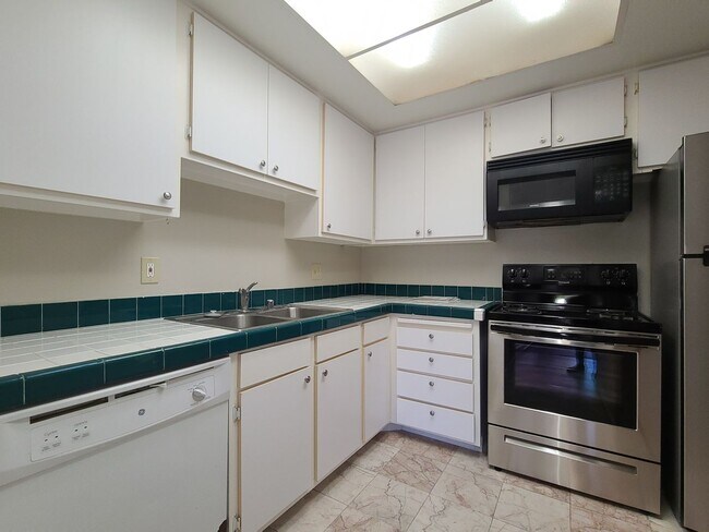 Building Photo - ***MOVE IN SPECIAL***Charming 3 bed 2 bath condo in Escondido for Rent