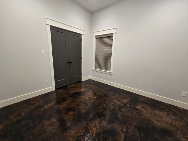 Building Photo - 305 S Pine St