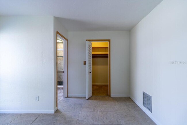 Building Photo - 3426 NW 40 St