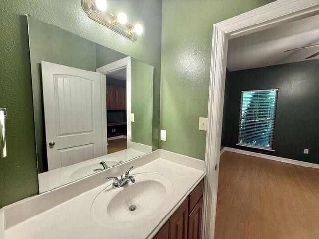 Building Photo - 4 Bedroom 3.5 Bath Duplex in East Tyler!