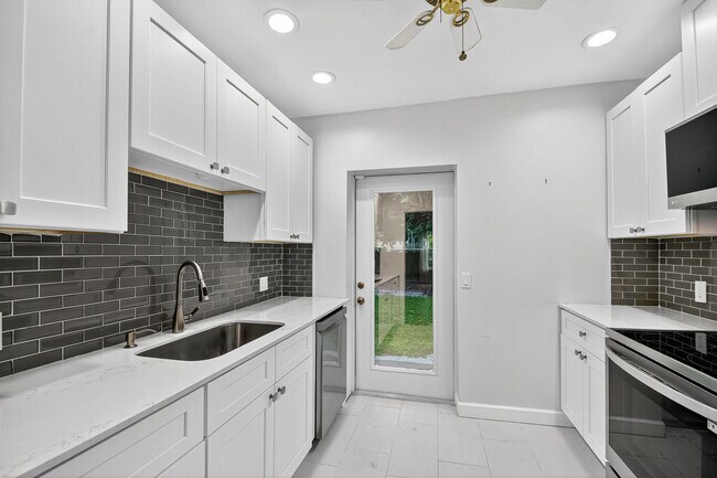 Building Photo - 2817 Poinsettia Ave