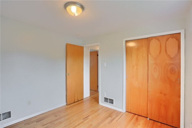 Building Photo - 442 Brierly Ln
