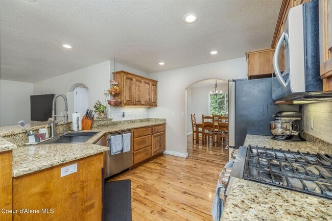 Building Photo - Beautiful home in Broadmore Estates