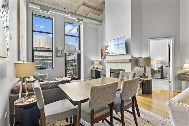 Building Photo - 758 N Larrabee St