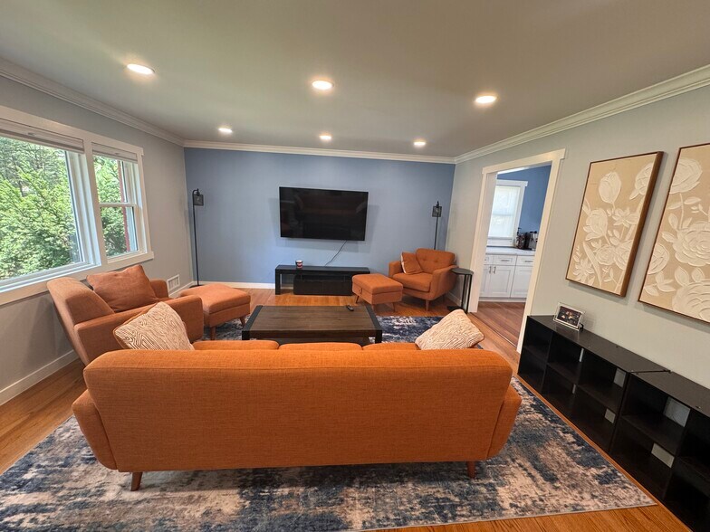 Fully furnished common areas. - 6569 Braddock Rd