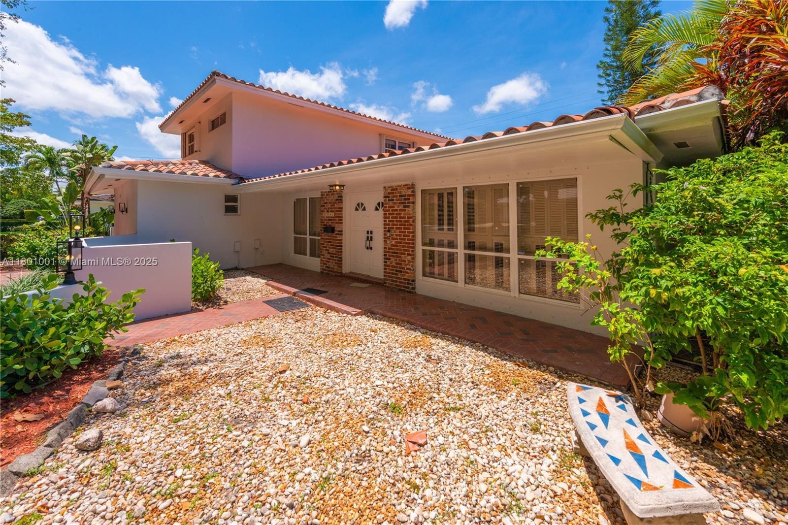 Building Photo - 1541 Zuleta Ave