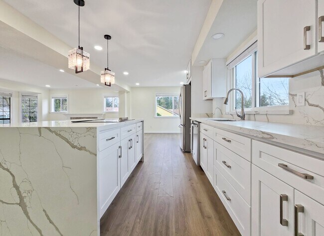 Building Photo - Modern Luxury: 4-Bed, 4.5-Bath Fully Remodeled Home