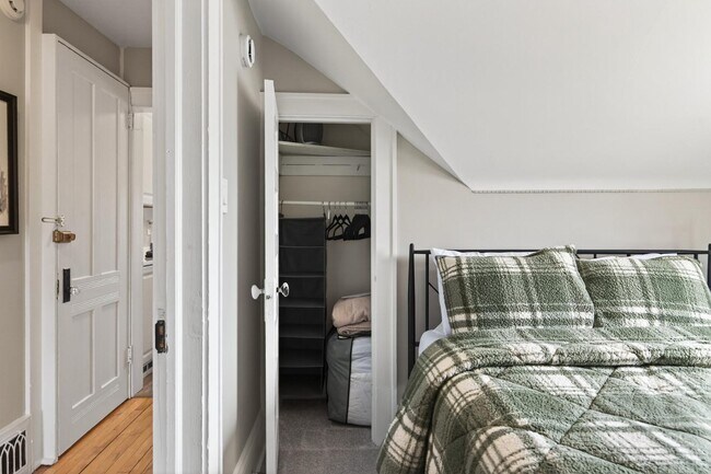 Building Photo - 3553 Dupont Ave S