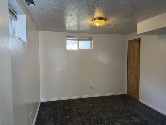 Building Photo - 219 Country Club Dr