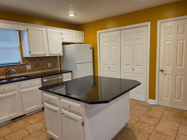 Building Photo - Great 3BR 2BA Find in Pleasant Tree Neighborhood!