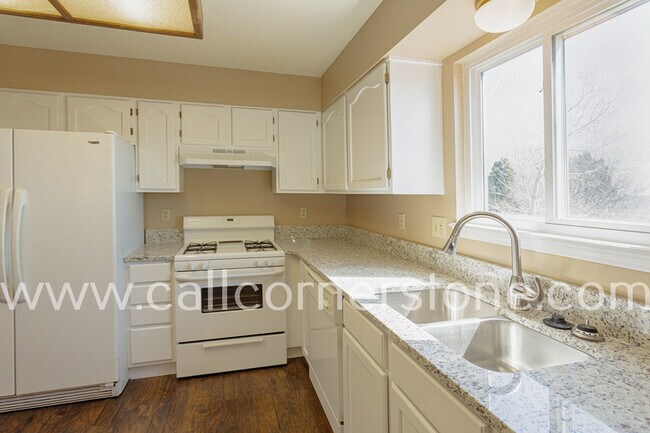 Building Photo - 940 Royal Crown Ln