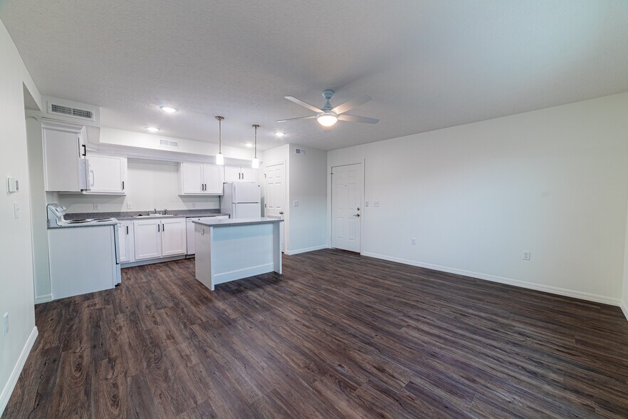 Open living space - 6208 Commerce Dr