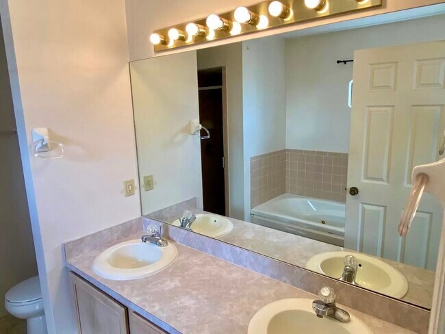 Building Photo - 236 SW Stanley Ct