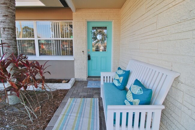 Building Photo - Spacious 3BR Home with Garage, Fenced Yard & Covered Patio in Seminole