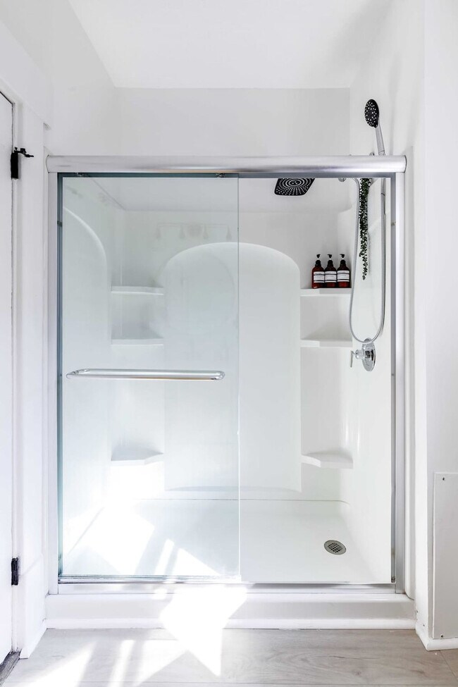 Building Photo - 313 W 4th Ave