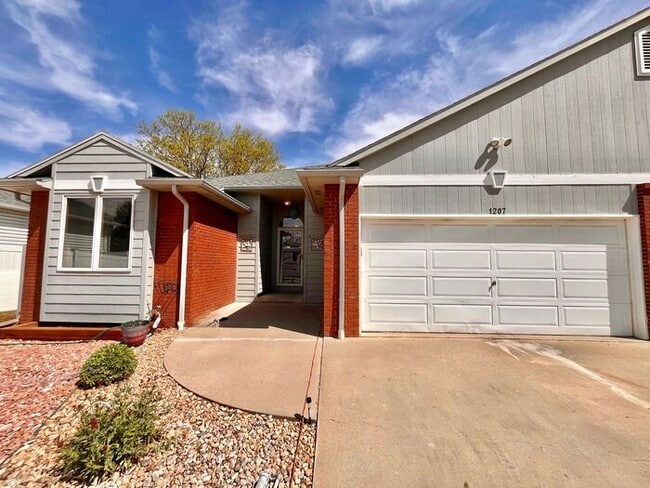 Primary Photo - Spacious 3bed/ 3 bath Townhome with Privat...