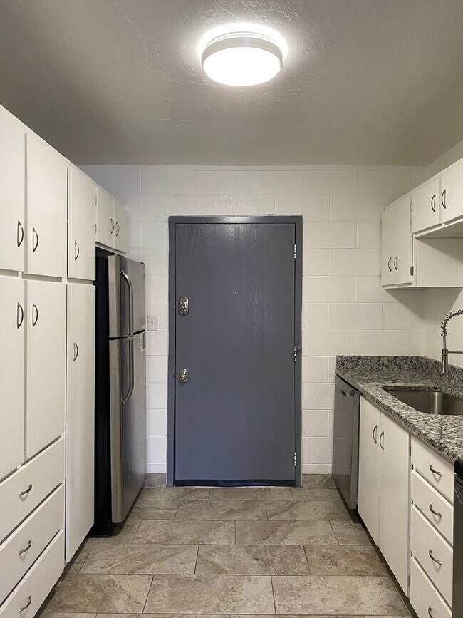 Building Photo - Huge studio w/ Granite countertops and onsite Laundry