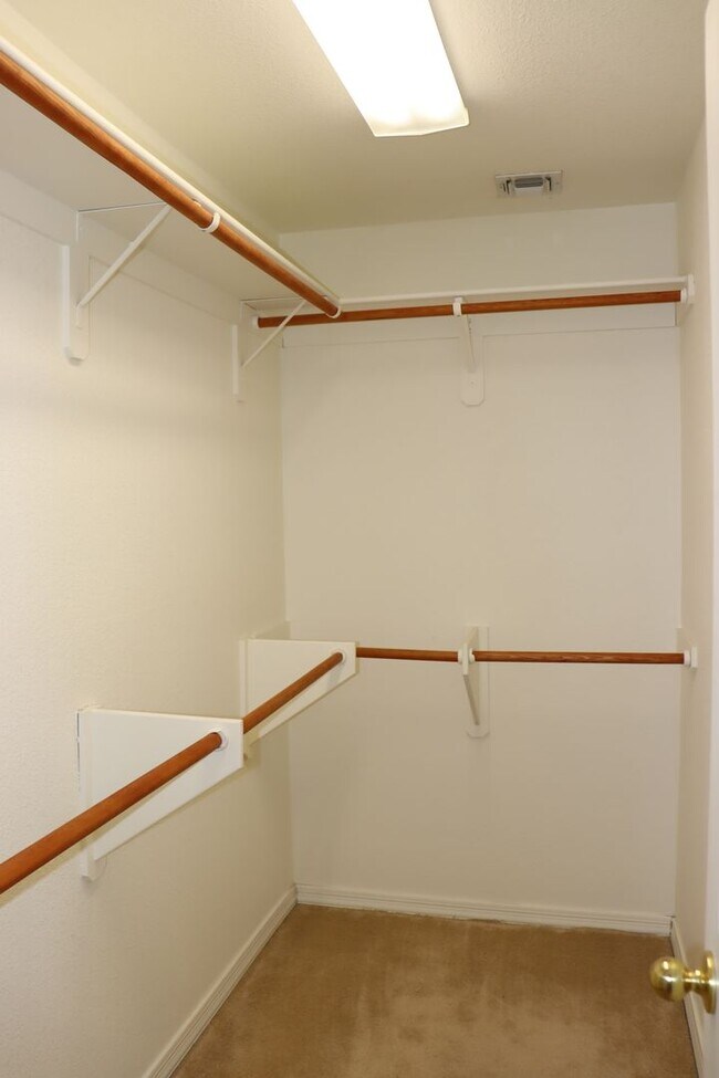 Building Photo - East Side 3 Bed 2 Bath Energy Efficient Pulte Home