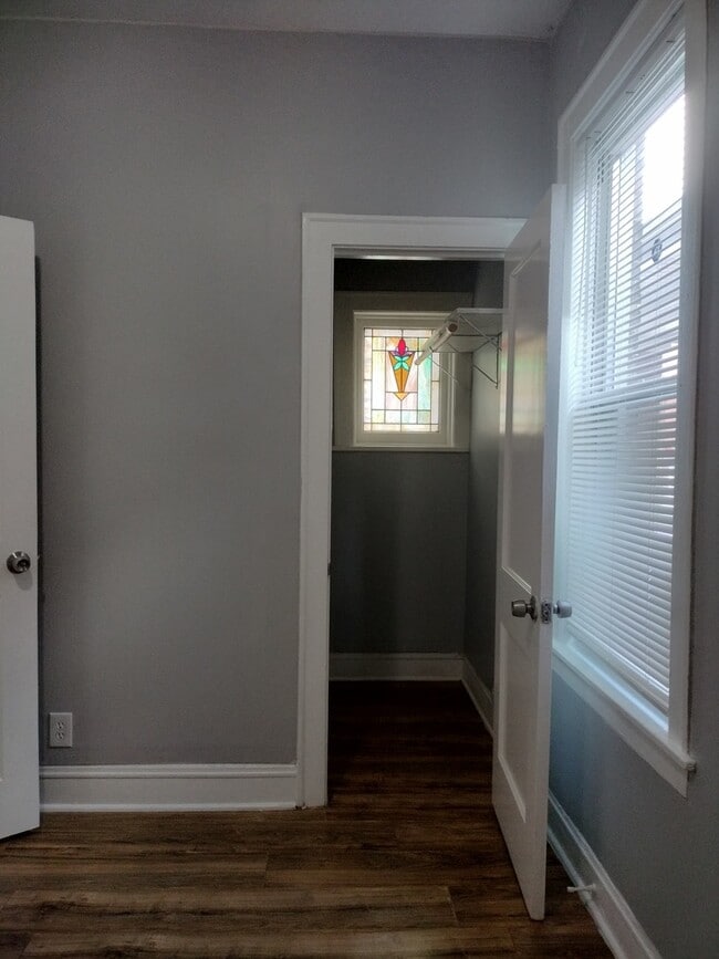 Building Photo - 705 E 92nd St