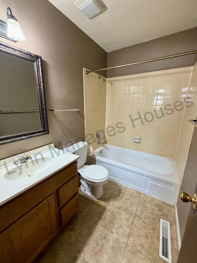 Building Photo - One Bedroom - Awesome Location!