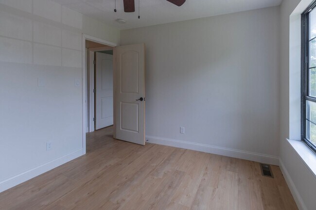 Building Photo - Beautifully Updated 3BR Home w/ Bonus Room, Fenced Yard & Garage