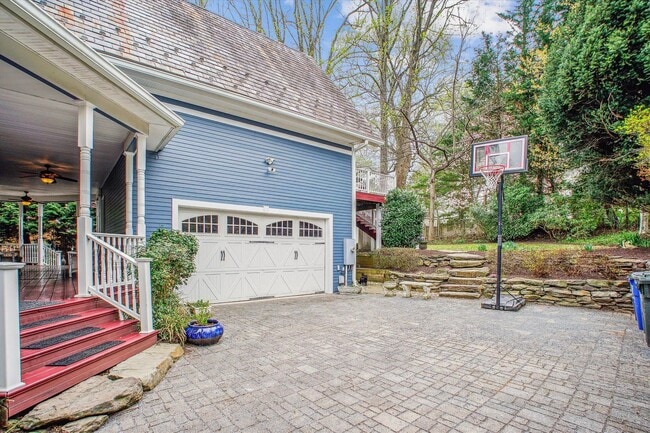 Building Photo - Stunning and Spacious Single Family Home S...