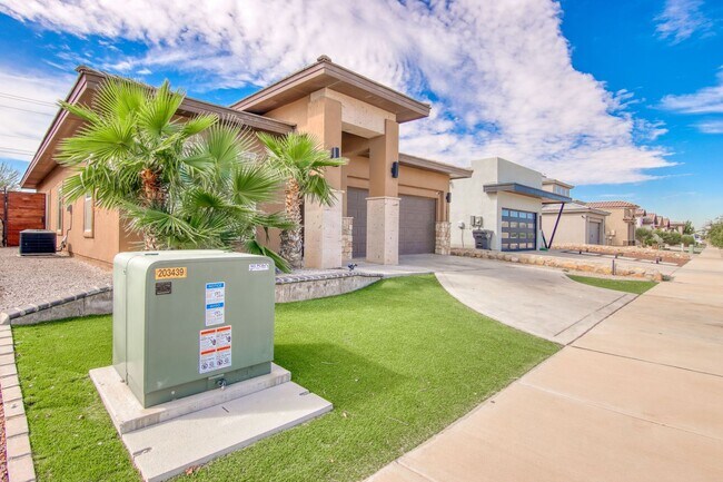 Building Photo - Beautiful East side House with 4 bed-2 baths