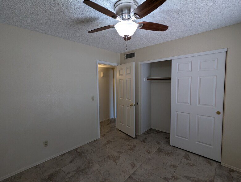 Building Photo - 5460 E Emerald Ave
