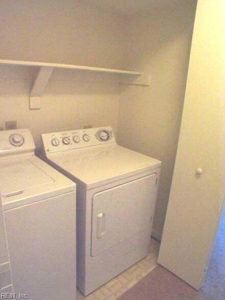 Building Photo - 400 Bracknell Arch