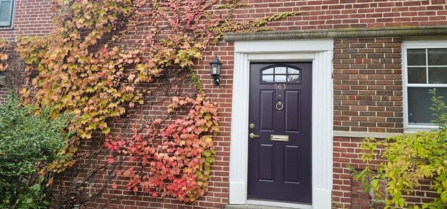 Building Photo - 2-bed, 1.5 Bath Brookline Townhouse