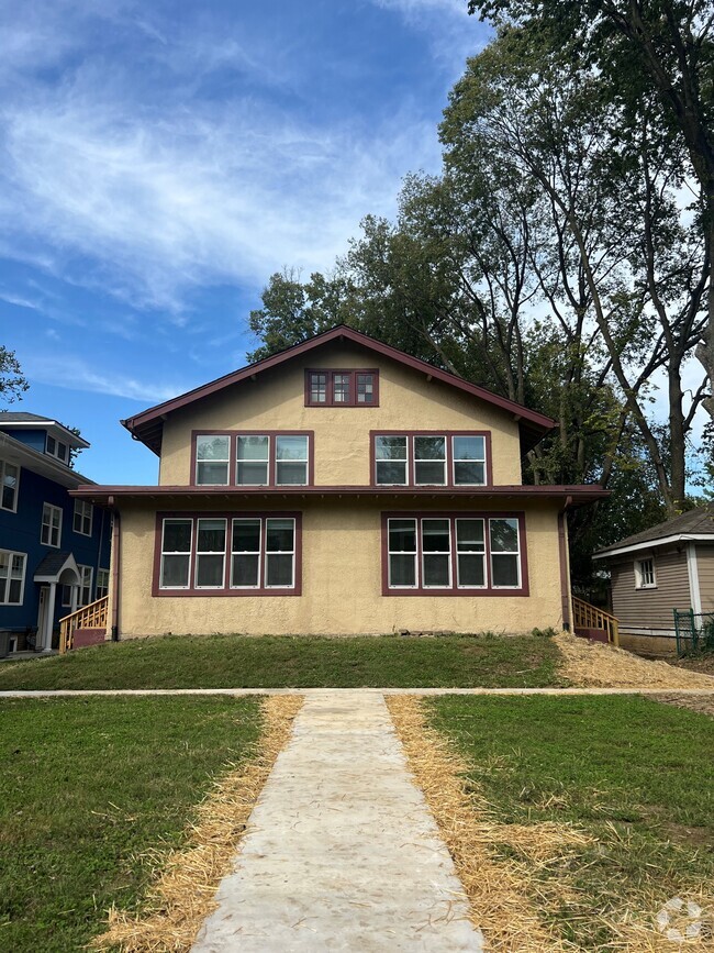 Building Photo - 216 E 49th St