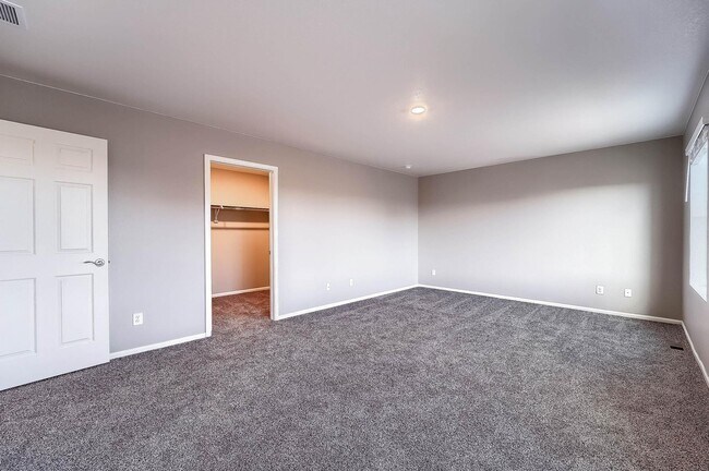 Building Photo - Gorgeous 4 bed, 3 bath, loft and an office!