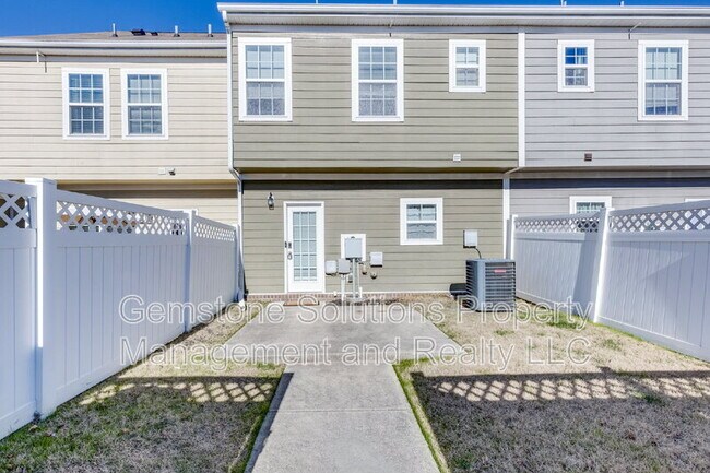 Building Photo - 304 Oldbury Ln