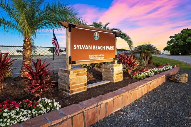 Building Photo - 714 Lee St