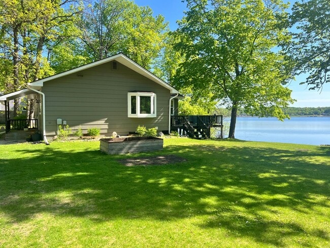 Building Photo - Beautiful Lake Home on Fox Lake