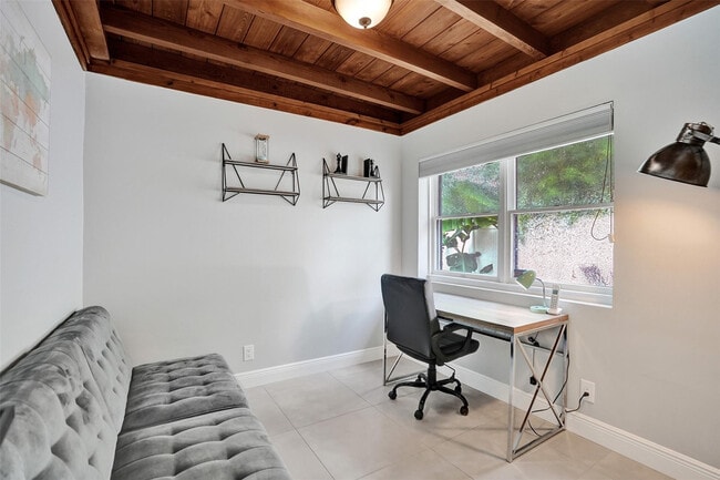 Building Photo - 901 SE 14th Ct