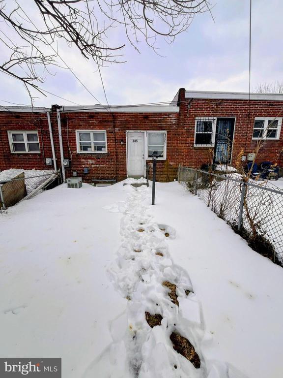 Building Photo - 405 E Spruce St