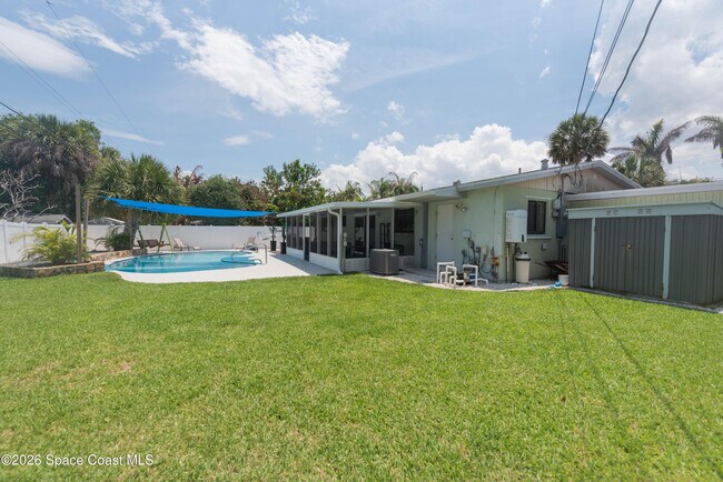 Building Photo - 347 S Lakeside Dr